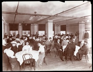 Uitzicht op mannen en vrouwen die dineren in een cafetaria bij Parke, Davis en Co., chemici, Hudson en Vestry Streets, New York, 1910